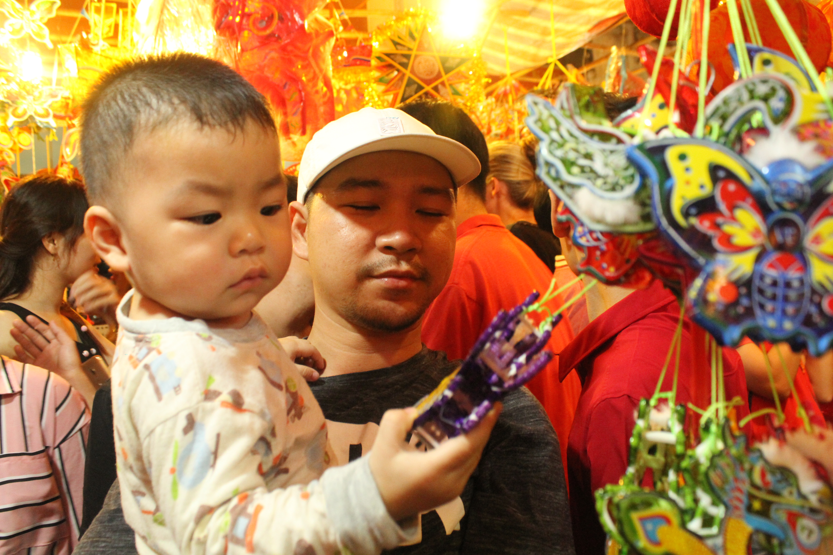 Phố lồng đèn Trung thu Sài Gòn đông kín người