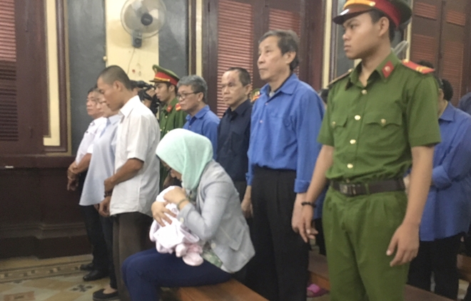 Thư ký của bà Hứa Thị Phấn được hỗ trợ chăm sóc con trong lúc hầu toà