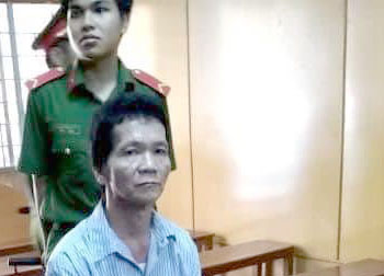 Ghen với vợ cũ, gã côn đồ kiếm cớ đâm chết 2 người