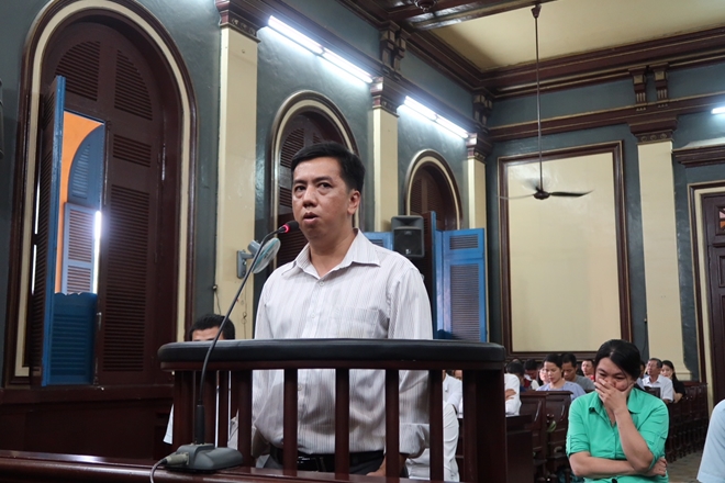 Bắt giam hai bị cáo “cộm cán” trong vụ buôn lậu thuốc ung thư giả