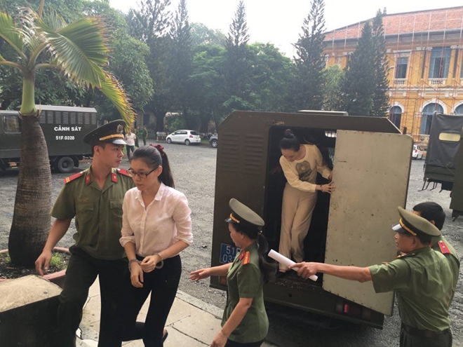 Có hay không "hợp đồng tình cảm" giữa hoa hậu Phương Nga và đại gia?