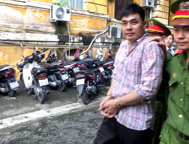 Lợi dụng chính sách Việt kiều hồi hương để buôn lậu xe ô tô Lexus 