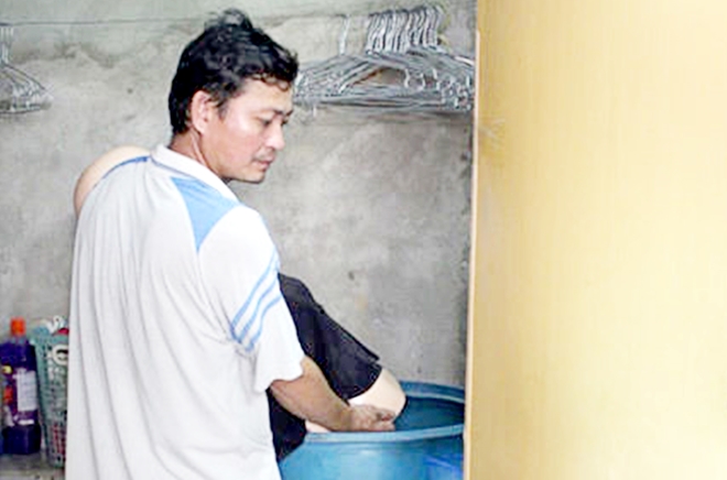 Bỏ vợ bị thương vào thùng nước đến chết rồi nói tự tử