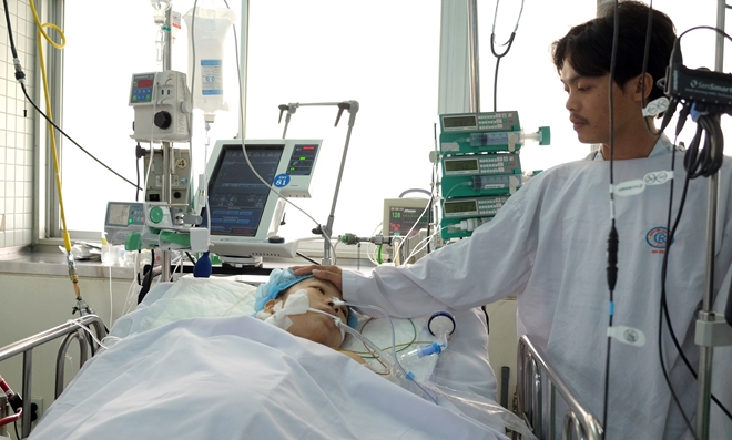 Mất con, mẹ nguy kịch sau nhiễm vi rút cúm siêu vi