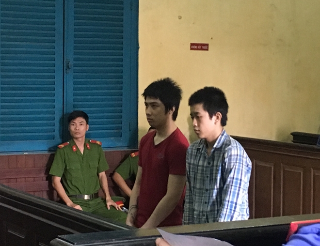 Dụ bạn gái đưa vào nhà nghỉ rồi cùng bạn cưỡng bức