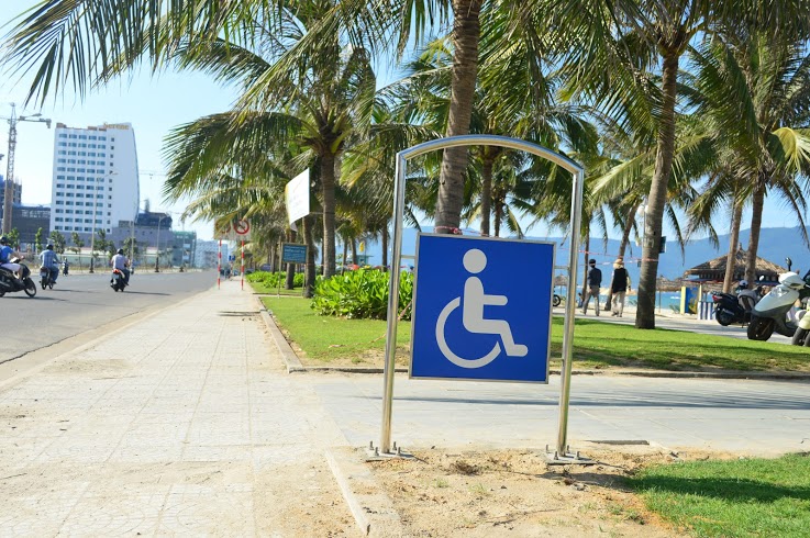 Lần đầu tiên biển Đà Nẵng có lối đi riêng cho người khuyết tật