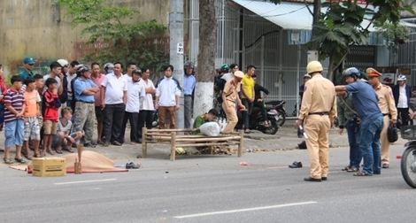 Xe buýt chạy ẩu tông thẳng vào 2 cha con