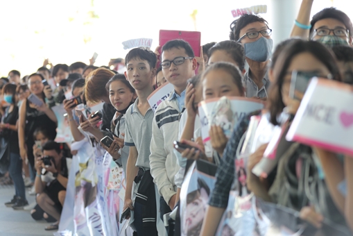 Đà Nẵng “náo động” vì fan vây kín đón thần tượng nhạc Twice