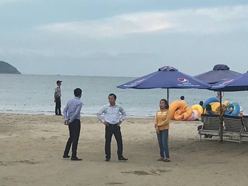  Bí thư Thành ủy Đà Nẵng một mình “thị sát” ô nhiễm bãi biển