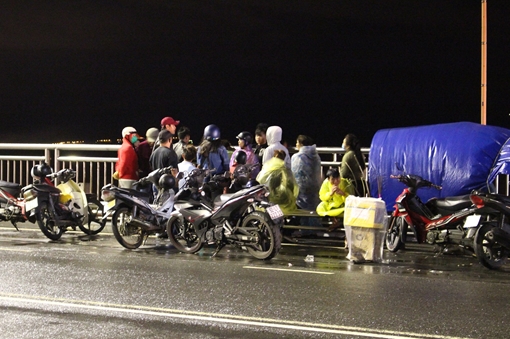 Buồn chuyện tình cảm, 3 thanh niên nhảy cầu tự vẫn 