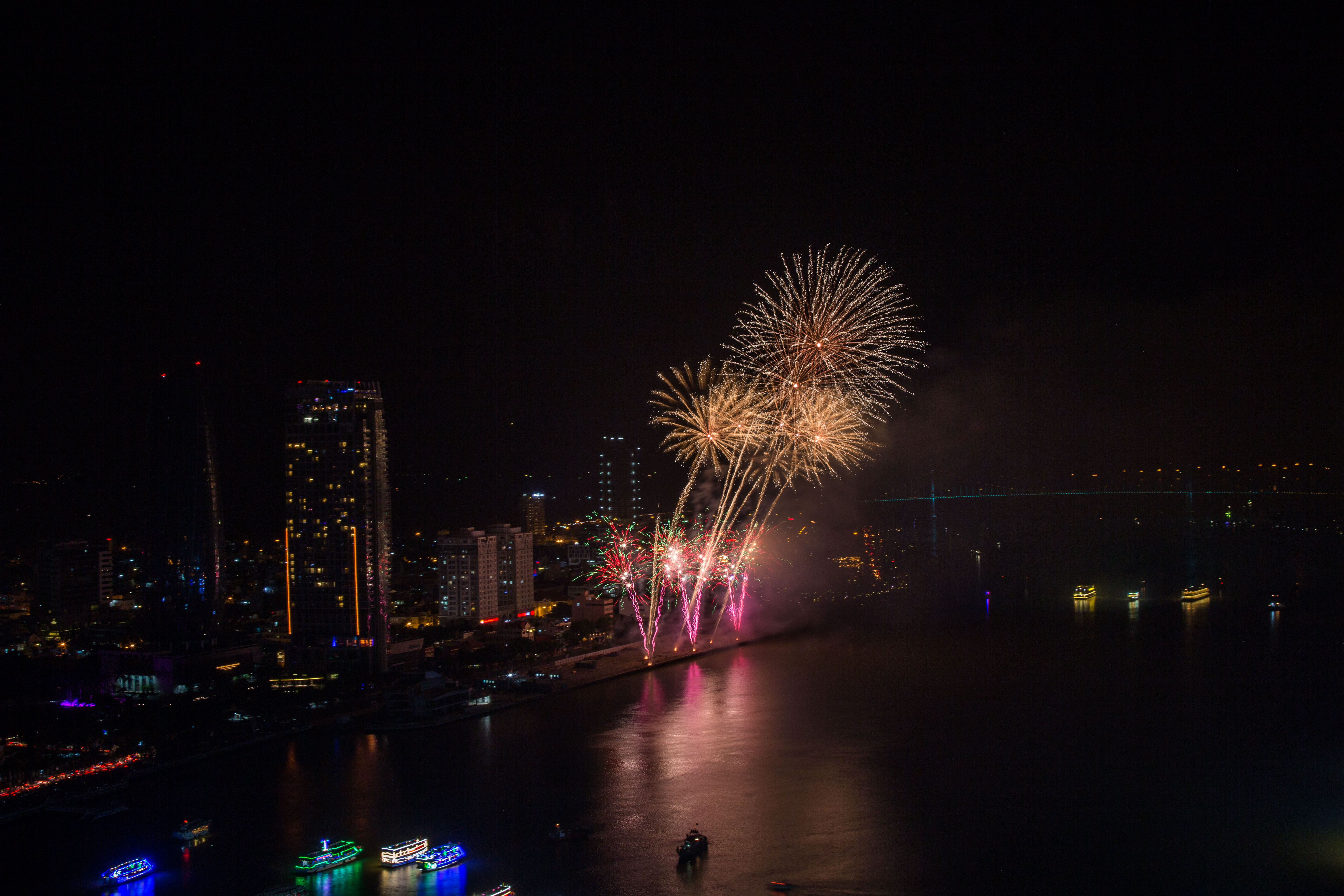 Vẽ “Huyền thoại những cây cầu” bằng tình hữu nghị và hòa bình