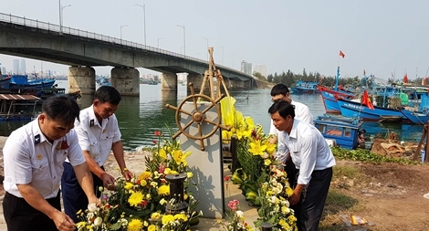 Trao quà cho cựu binh và thân nhân liệt sĩ Gạc Ma
