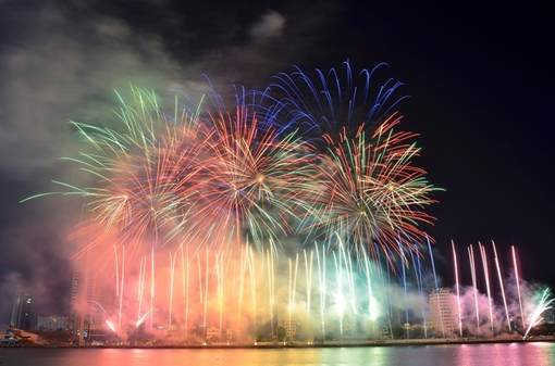 Ngộp thở trước màn pháo hoa đỉnh cao của Ý và Hồng Kông