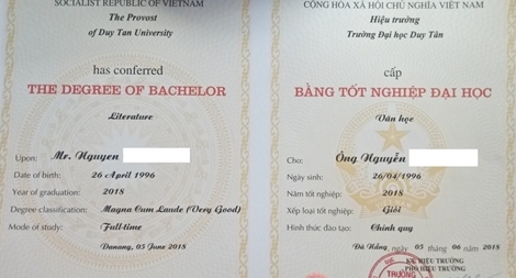 Sinh viên “tố” Đại học Duy Tân tuyển sinh Báo chí cấp bằng Văn học