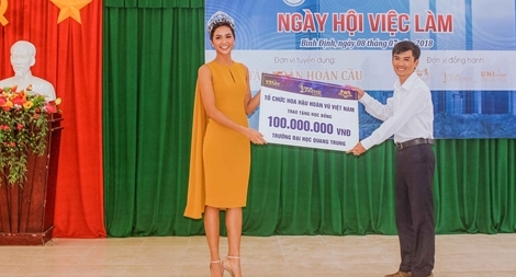 Hoa hậu H’hen Niê trao học bổng 100 triệu cho sinh viên nghèo miền Trung