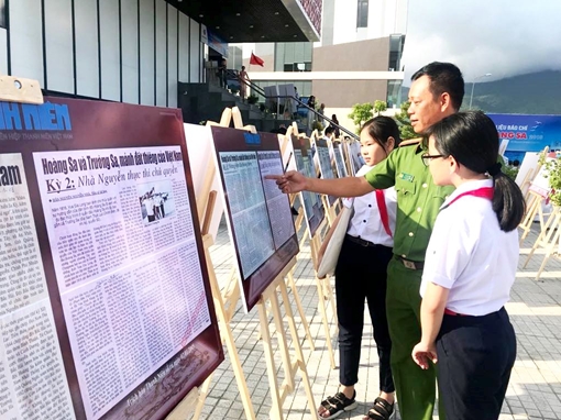 Hàng trăm bài báo tham gia triển lãm “Tư liệu báo chí về Hoàng sa” 