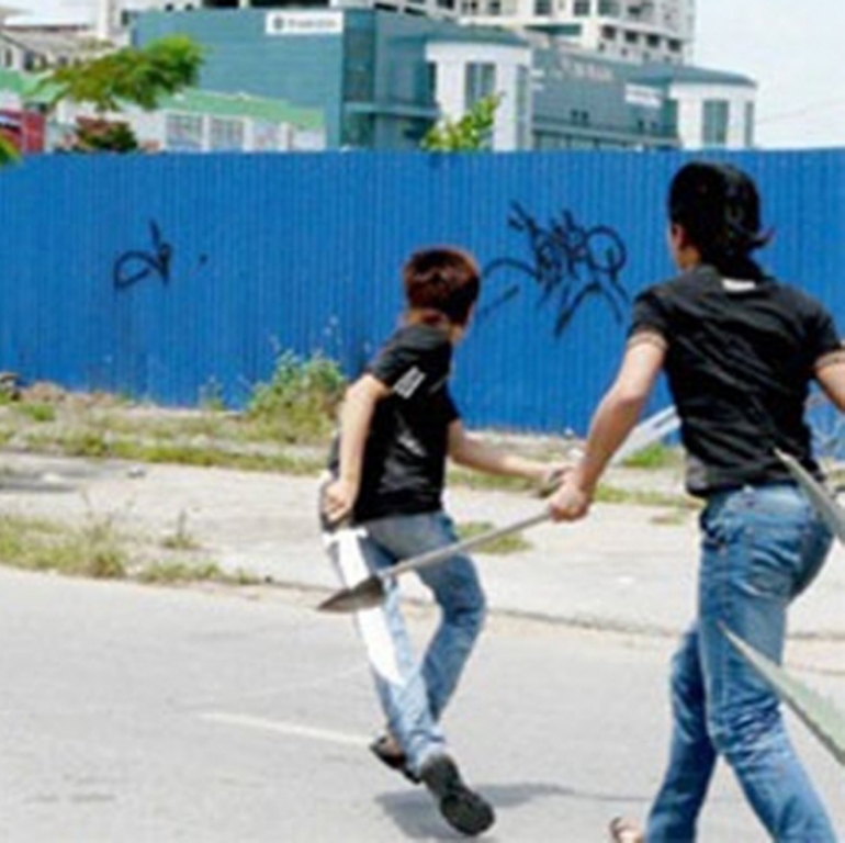 Chém trọng thương hai cha con hàng xóm vì tranh đất mồ mả