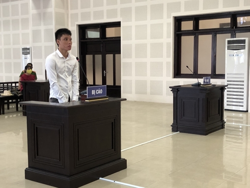 Hắt cả ca a xít vào mặt bạn gái đang mang thai vì cuồng ghen