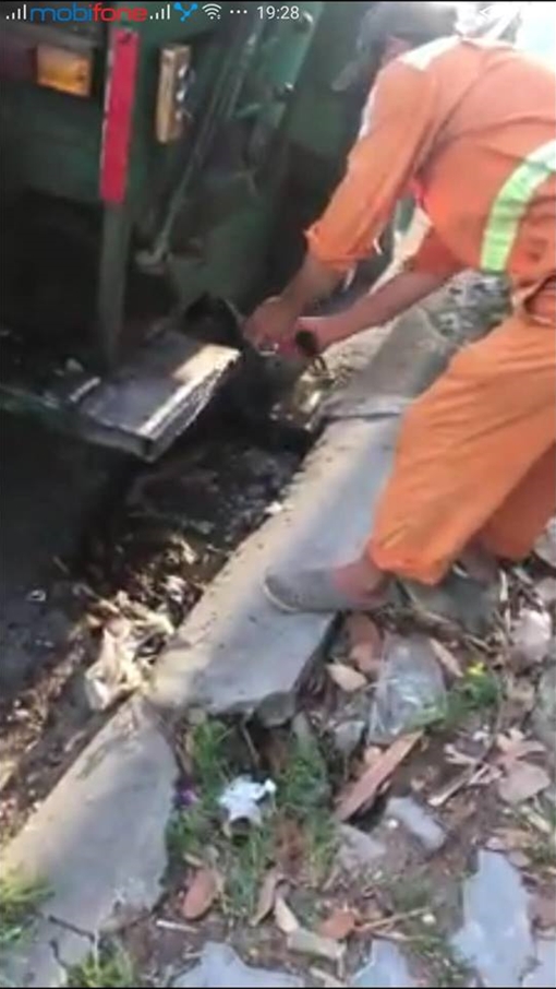 Kỷ luật công nhân môi trường xả nước thải xuống cống chảy ra biển