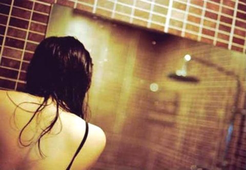 Nam sinh viên "thú tội" lén quay bạn nữ tắm rồi tung clip lên mạng