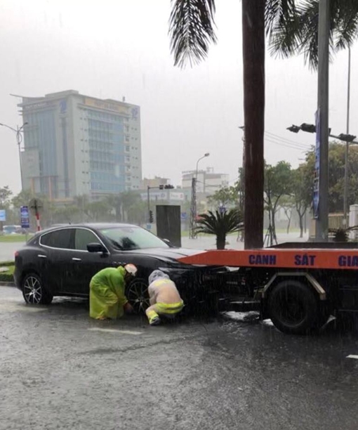 “Giải cứu” nhiều phương tiện ngập sâu trong nước