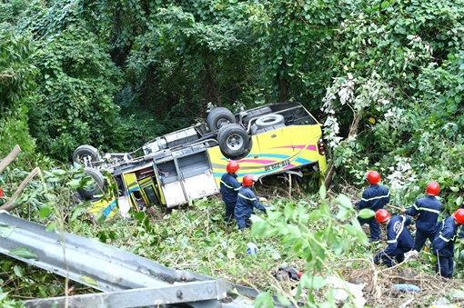  Tích cực cứu chữa các nạn nhân vụ xe khách lao xuống vực ở đèo Hải Vân