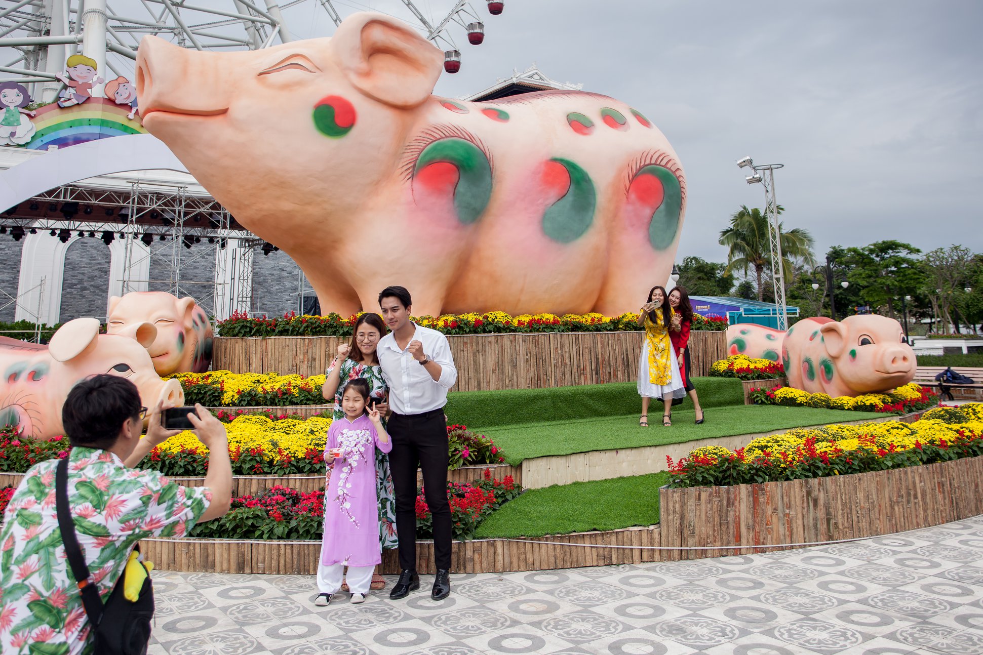 “Trẩy hội” ngày Tết với trò chơi dân gian và linh vật heo