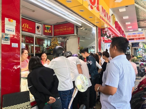 Chật kín người dân mua vàng, viếng 800 tượng Thần Tài cầu may ngày mùng 10 âm lịch