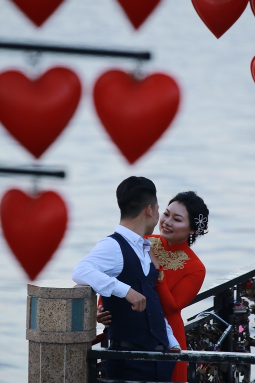 Đẹp lãng mạng những cặp tình nhân trên cây Cầu tình yêu nổi tiếng trong ngày 14-2