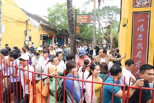 Hàng nghìn thương nhân và du khách xếp hàng xin lộc chùa Ông ngày Tết Nguyên Tiêu 