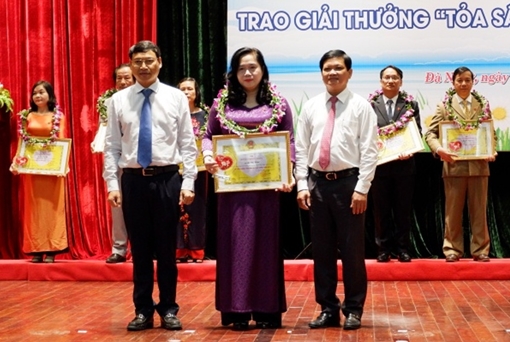 Trao giải thưởng “Tỏa sáng Blouse trắng” cho thầy thuốc, cán bộ nhân viên ngành y tế