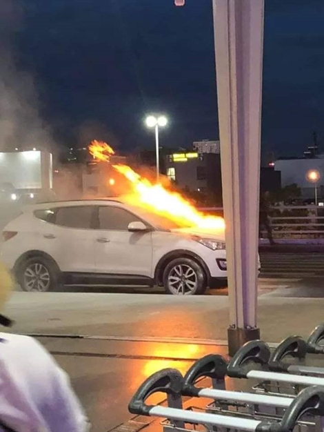 An ninh sân bay Đà Nẵng kịp thời chữa cháy xế hộp bốc cháy trong đêm