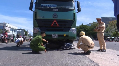 Va chạm với xe tải, nữ sinh ĐH Kiến trúc Đà Nẵng tử vong 
