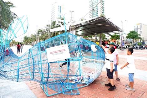 Đà Nẵng xuất hiện thêm nhiều "cá bống xin rác" bảo vệ môi trường