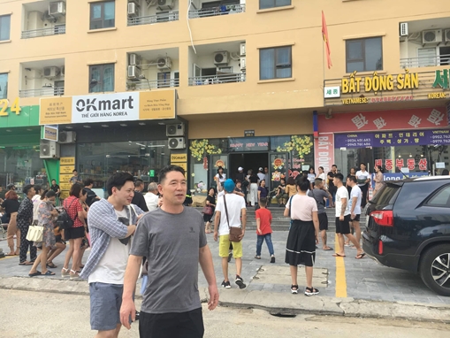 Người dân "nháo nhào" chạy khỏi chung cư cao cấp khi nghe báo cháy