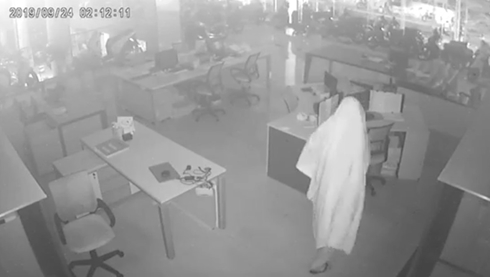 Tên trộm “bóng ma” đột nhập cửa hàng xe máy cuỗm hàng trăm triệu đồng