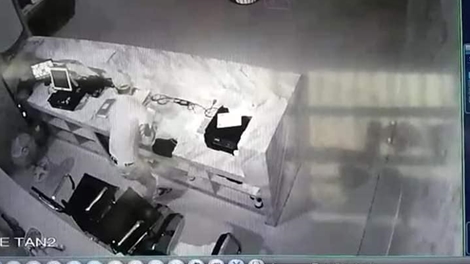 Bị khiếm thính vẫn ăn trộm lấy tiền đi quán bar