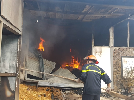 Chập điện cháy xưởng gỗ lan sát gần 1 nghìn bình gas