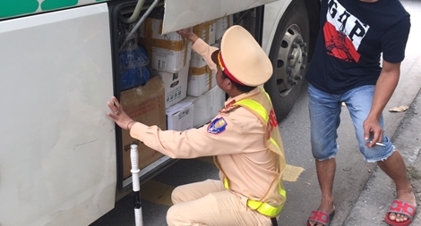 CSGT Đà Nẵng liên tiếp bắt 3 vụ vận chuyển lớn hàng lậu