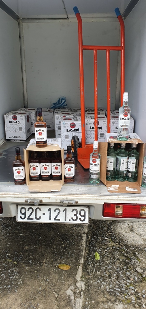 Xe tải đông lạnh chở thêm hơn 200 chai rượu lậu