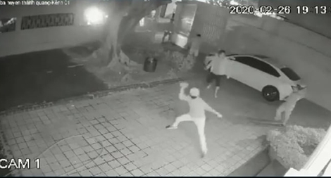 Khởi tố vụ giang hồ cầm dao đập phá biệt thự Tổng giám đốc