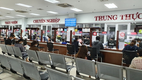 Kiểm tra thân nhiệt người ra vào Trung tâm hành chính TP Đà Nẵng