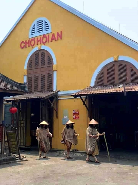 Xem xét xử lý nhóm người cải trang “diễn trò” ăn xin ở phố cổ Hội An