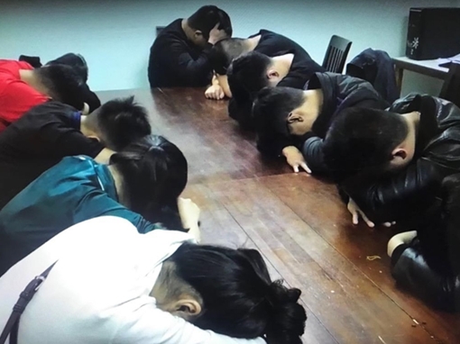 Liên hoan mừng hết cách ly, nhóm thanh niên mời chân dài tham gia "tiệc lắc"