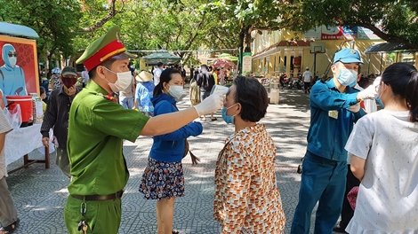 Đà Nẵng phát phiếu đi chợ cho các hộ gia đình để phòng chống dịch