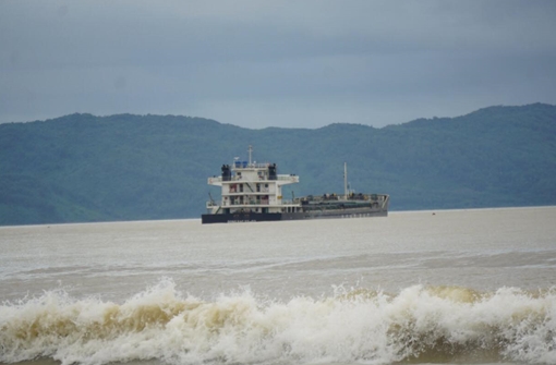 Tìm phương án lai dắt tàu hàng chở 101,676 khối dầu bị mắc cạn 