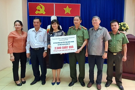 Ủng hộ 500 triệu đồng hỗ trợ người dân vùng ngập lụt miền Trung 