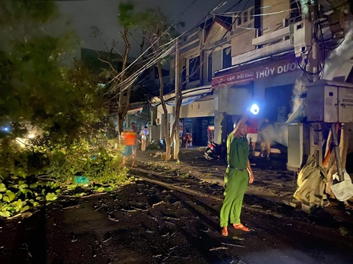 Xuyên đêm giúp dân khắc phục thiệt hại bão số 9