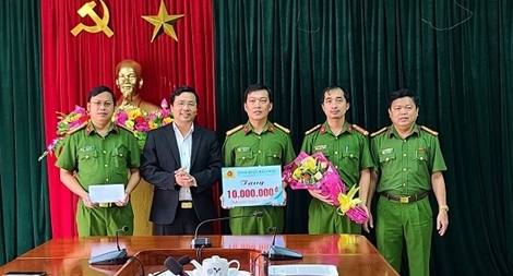 Khen thưởng thành tích triệt phá đường dây cung cấp ma túy cho quán bar, karaoke