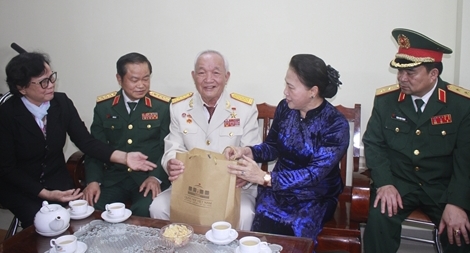 Chủ tịch Quốc hội thăm gia đình chính sách tại Đà Nẵng